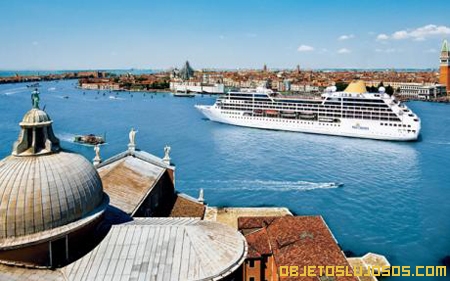Adonia-crucero-pequeno