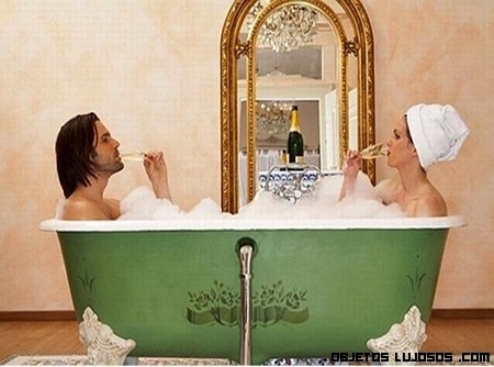 Un ba�o de lujo con champagne