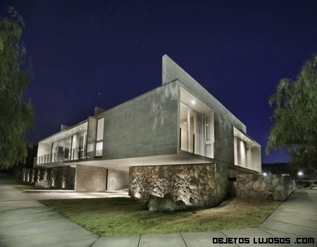 Casa en Argentina con base de piedra