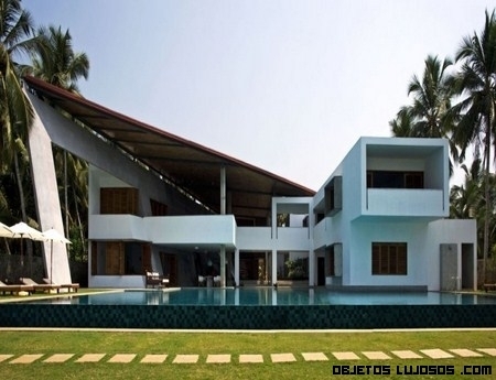 Casa en la India rodeada de cocoteros