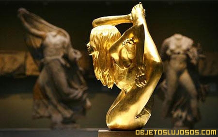 Escultura-de-oro-de-Kate-Moss