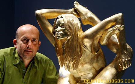 Estatua-de-oro-y-Marc-Quinn