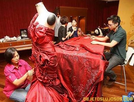 Vestido m�s caro tiene 701 diamantes