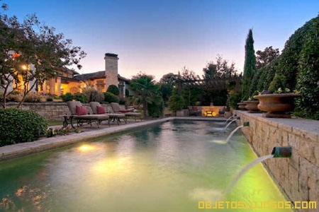 Piscina-con-iluminacion-en-casa-de-Kevin-Jonas