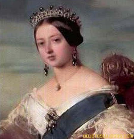Reina-Victoria-con-tiara-de-esmeraldas
