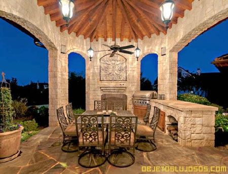 Salon-al-aire-libre-en-casa-lujosa