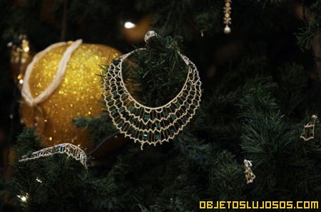 arbol-de-navidad-decorado-con-oro
