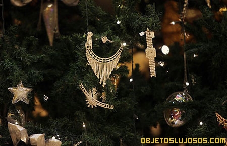�rbol de navidad decorado con oro