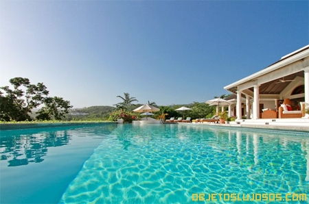 piscina-gigante-en-casa-millonaria